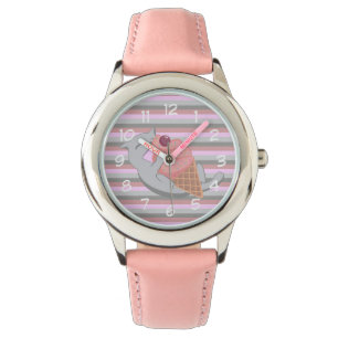 Sött katt äter rosa glass randig armbandsur