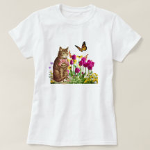 Sött katt i blomsterträdgård med fjäril