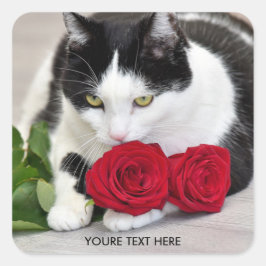 Sött katt med den röda rosen fyrkantigt klistermärke