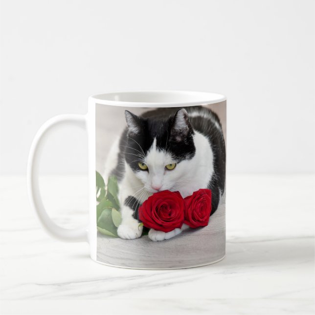 Sött katt med den röda rosen kaffemugg (Vänster)