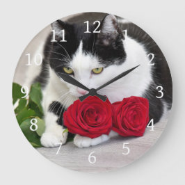 Sött katt med den röda rosen stor klocka