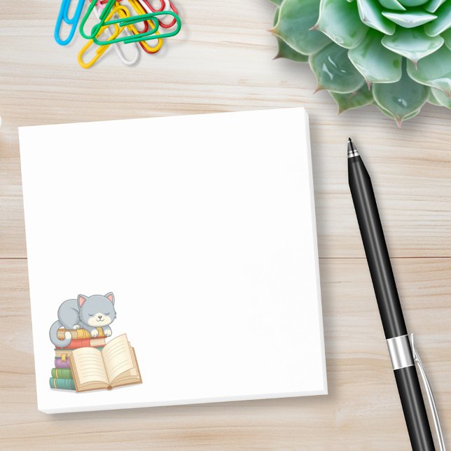 Sött katt på toppen av en bokhög post-it block (Skapare uppladdad)
