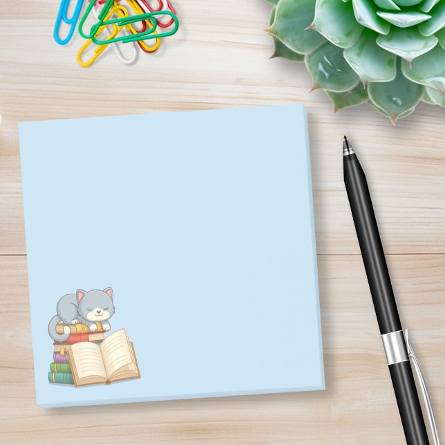 Sött katt på toppen av en bokstapel Blå Post-it Block (Skapare uppladdad)