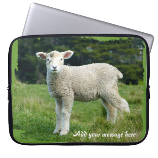 Sött lerigt lamm på äng Tillägg meddelande Laptop Sleeve
