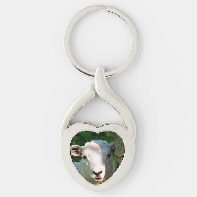 SÖTT LITET FÅR TWISTED HEART SILVERFÄRGAD NYCKELRING (Framsidan)
