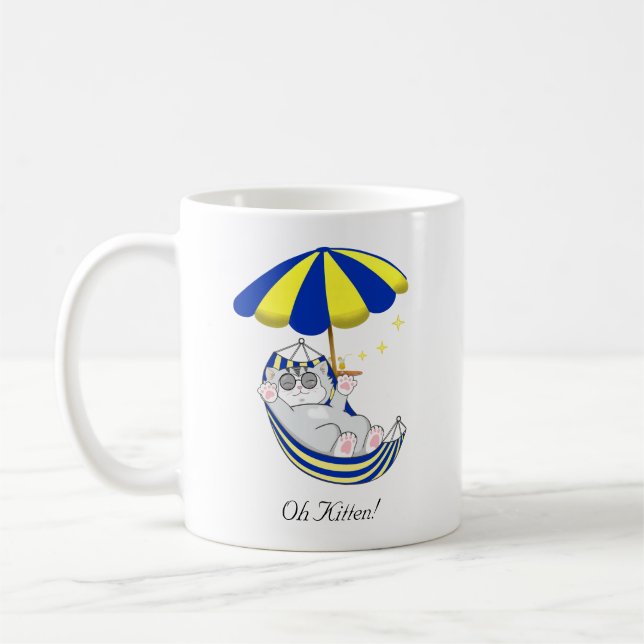 Sött litet kattunge i blå och gul hängmatta kaffemugg (Vänster)