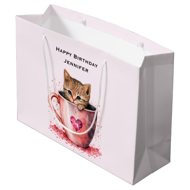 Sött litet kattunge i en tekopp med hjärtans födel (Baksidan Vinklad)