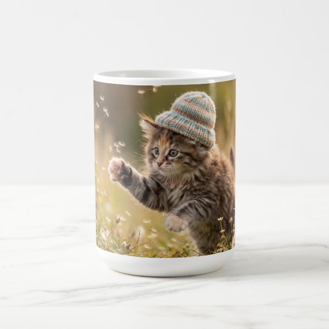 Sött litet kattunge med mössa som leker med maskro kaffemugg (Center)