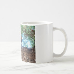 Sött litet kattunge som leker i skogen kaffemugg