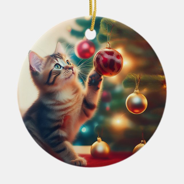 Sött litet kattunge som leker med julgranskulor (Framsidan)
