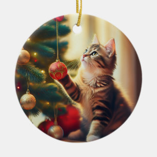 Sött litet kattunge som leker med julgranskulor
