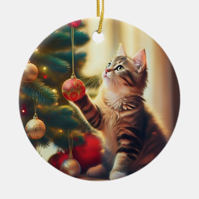 Sött litet kattunge som leker med julgranskulor (Framsidan)