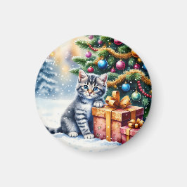 Sött litet kattunge under julgranen magnet