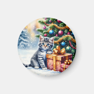 Sött litet kattunge under julgranen magnet