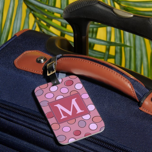 Sött prickigt mönster rosa lila monogram bagagebricka (Framsida Insitu 1)