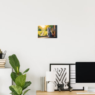 Sött randigt kattunge vid fönster med vilda blommo poster