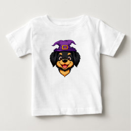 Sött seriehund som bär en lila häxhatt t shirt