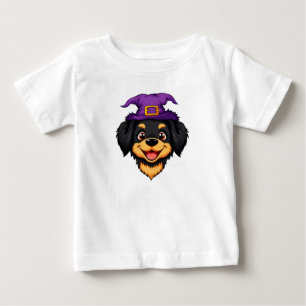 Sött seriehund som bär en lila häxhatt t shirt