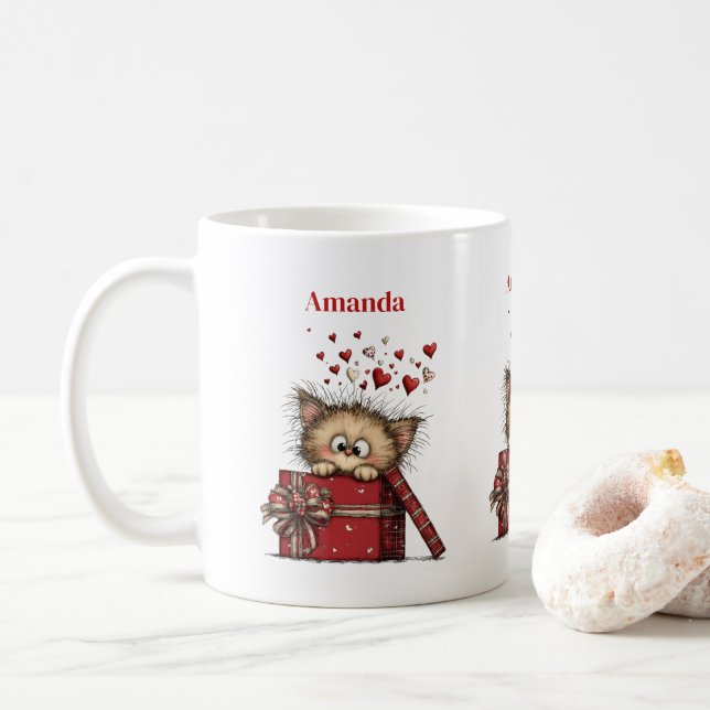 Sött seriekitten i en låda med hjärtan kaffemugg (Med munk)