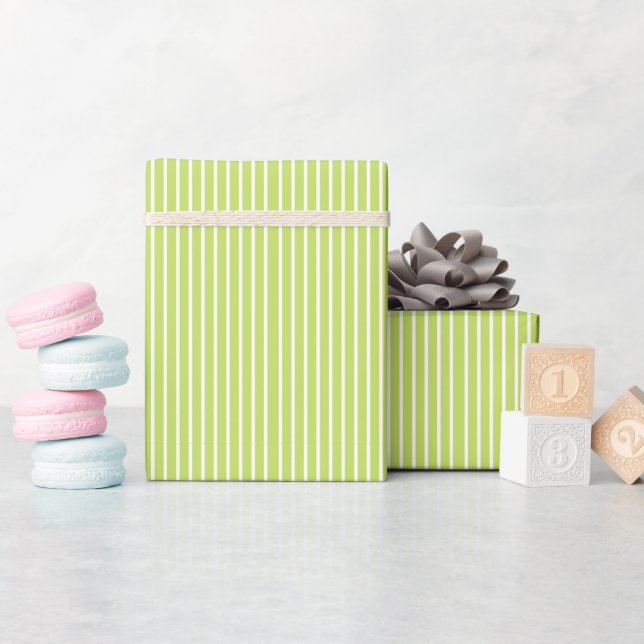 Sött snyggt grönt och vitt randigt present presentpapper (Baby Shower)