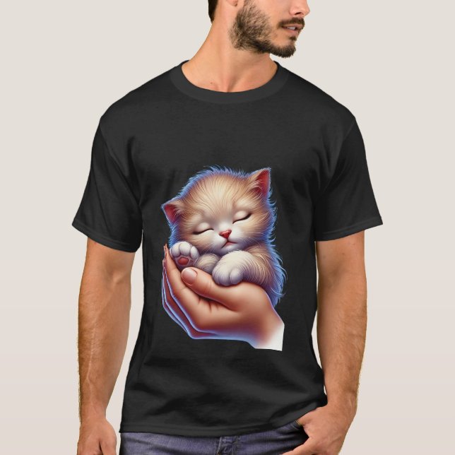 Sött sovande kattunge i händerna Fredlig liten kat T Shirt (Framsida)