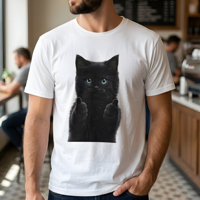 Sött svart kattunge tummen upp vit t shirt (Skapare uppladdad)