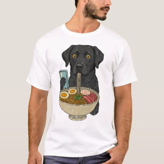 Sött svart labrador-hund som håller telefon medan  t shirt