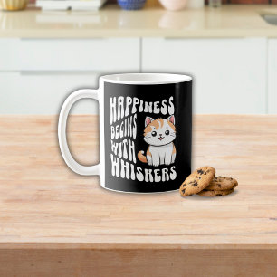 Sött svart roligt katt som säger kaffemugg
