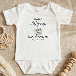 Sött svart & vitt namn och födelsedatum för bebisa t shirt