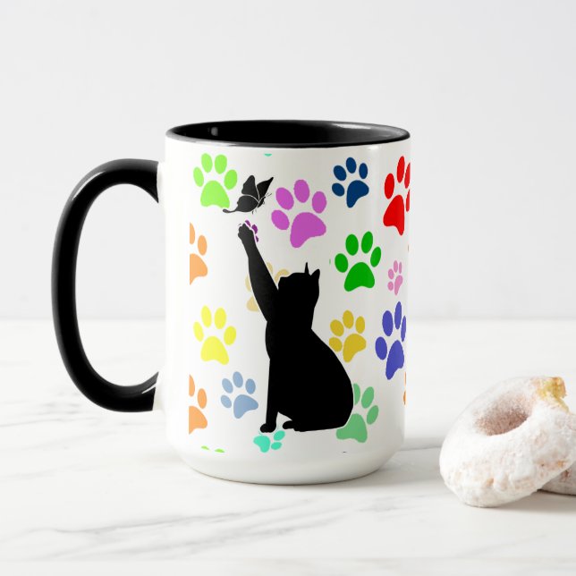 Sött tassmönster och katt som jagar en fjäril mugg (Med munk)