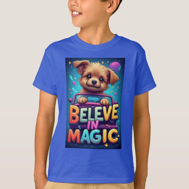 Sött Valp Färgrik "Tro På Magi" Typografi T Shirt (Framsida)