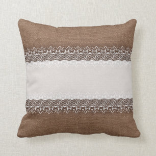 Sött vitshabby chicsnöre på lantlig Burlap Kudde