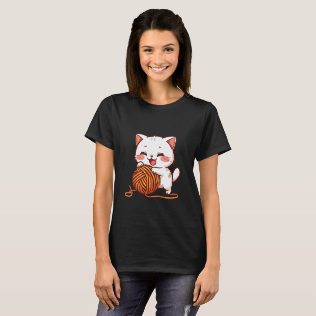 Sött Vitt Katt som LeKer med Ullboll T Shirt (Hel framsida)