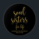 Soul Sisters for Life Glitter Bachelorette Knapp<br><div class="desc">En elegant som klipper ut kant-designen,  har texten "Soul Sisters for Life" i ett extraherat skriptteckensnitt,  och glitter struktur lägger till en snygg och glamorös beröring. Du kan anpassa bakgrunden till färg enligt dina behov och önskemål. Kontakta mig om du har någon speciell begäran.</div>