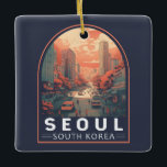 Söul Sydkorea Illustration Art Vintage Badge Julgransprydnad Keramik<br><div class="desc">Söul illustration med en manga art stil. Söul,  huvudstaden i Sydkorea,  är en enorm storstad där moderna skyscraper,  högteknologiska tunnelbanorna och popkultur möter buddistiska tempel,  palats och gatemarknader.</div>