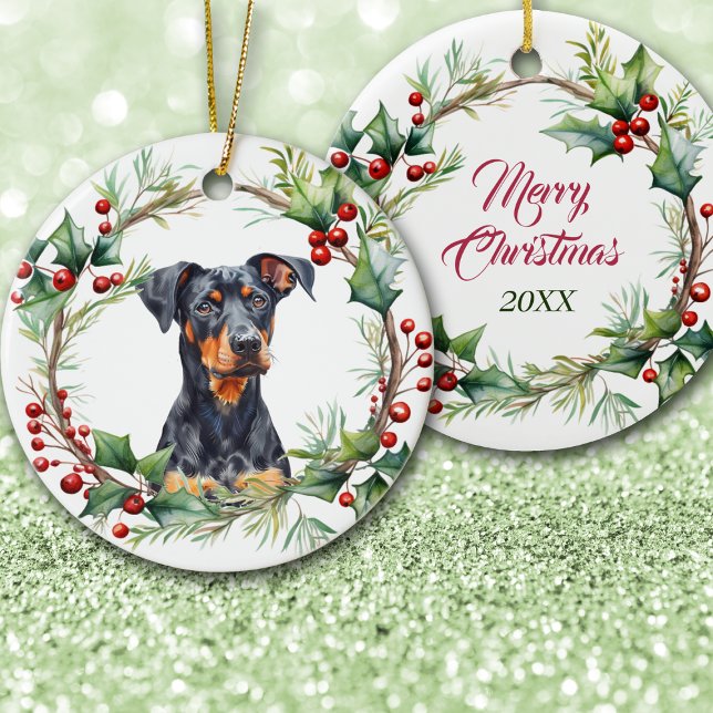 Soulful Doberman Pinscher Dog in Holly Twig Wreath Julgransprydnad Keramik (Skapare uppladdad)