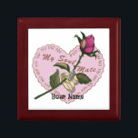 Soulmate Ringar Ro Heart smyckeskrin<br><div class="desc">Soulmate Ringar Ro Heart smyckeskrin, bröllop kläder, t-shirts, Valentine-gåvor, Alla hjärtans dag kläder av ArtMuvz Illustration. OM DU VILL PERSONALISERA lägger du till ditt namn eller lägger till text i stället. Nostalgic Heart t-shirt, kläder och ro-gåvor, tote bag, mugg.Unik romantisk slips, hjärtbindare, hatt, muspad. Få redo till Valentines day med...</div>