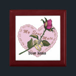 Soulmate Ringar Ro Heart smyckeskrin<br><div class="desc">Soulmate Ringar Ro Heart smyckeskrin, bröllop kläder, t-shirts, Valentine-gåvor, Alla hjärtans dag kläder av ArtMuvz Illustration. OM DU VILL PERSONALISERA lägger du till ditt namn eller lägger till text i stället. Nostalgic Heart t-shirt, kläder och ro-gåvor, tote bag, mugg.Unik romantisk slips, hjärtbindare, hatt, muspad. Få redo till Valentines day med...</div>