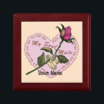 Soulmate Ringar Ro Heart smyckeskrin<br><div class="desc">Soulmate Ringar Ro Heart smyckeskrin, bröllop kläder, t-shirts, Valentine-gåvor, Alla hjärtans dag kläder av ArtMuvz Illustration. OM DU VILL PERSONALISERA lägger du till ditt namn eller lägger till text i stället. Nostalgic Heart t-shirt, kläder och ro-gåvor, tote bag, mugg.Unik romantisk slips, hjärtbindare, hatt, muspad. Få redo till Valentines day med...</div>