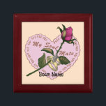Soulmate Ringar Ro Heart smyckeskrin<br><div class="desc">Soulmate Ringar Ro Heart smyckeskrin, bröllop kläder, t-shirts, Valentine-gåvor, Alla hjärtans dag kläder av ArtMuvz Illustration. OM DU VILL PERSONALISERA lägger du till ditt namn eller lägger till text i stället. Nostalgic Heart t-shirt, kläder och ro-gåvor, tote bag, mugg.Unik romantisk slips, hjärtbindare, hatt, muspad. Få redo till Valentines day med...</div>