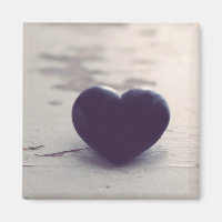 Soulsk Lila Stone Heart på en Blöt Sandy Beach