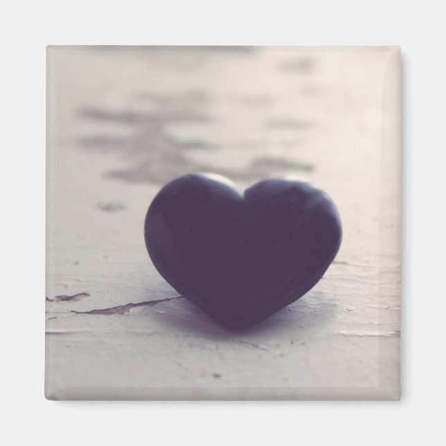 Soulsk Lila Stone Heart på en Blöt Sandy Beach Magnet (Framsidan)