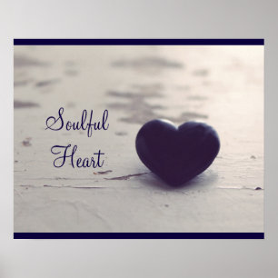 Soulsk Lila Stone Heart på en Sandy Beach Poster