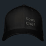 sous chef broderad keps<br><div class="desc">Möt vår broderade hatt, perfekt för att visa upp dina talanger och spegla stil i köket! Den här speciella designen, med "sous chef" på framsidan lämnat, "hjälten" på den lämnat och "matkonstnären" på högerna, ger perfekten att uttrycka din identitet i köket. Det här är både ett funktionellt och ett snyggt...</div>