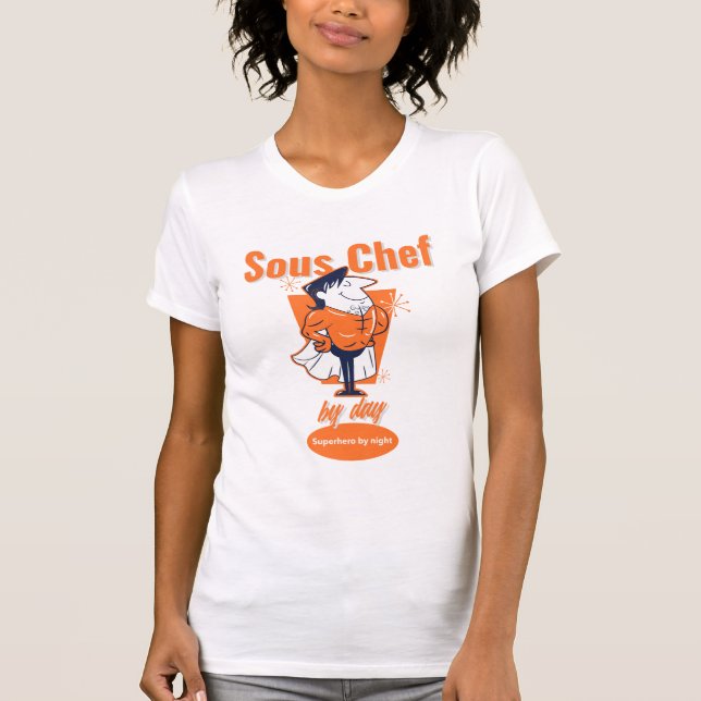 Sous Chef by Day, Superhjälte på natten T Shirt (Framsida)