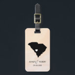 South Carolina Karta Bröllop Luggage Tag, Gift Bagagebricka<br><div class="desc">Dessa statliga bagagetaggar gör perfektens bröllop-märkre eller välkomna säckars märkre. Koppla den till din gåva i stället för en typisk papper märkre, och de kan använda den i månader och år till komen. Märkrna har en persikofärgad vattenfärgsbakgrund. Om du vill ha ställe i hjärtat på platsen bröllop användor du alternativet...</div>