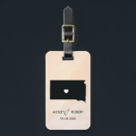 South Dakota Karta Bröllop Luggage Tag, Anpassning Bagagebricka<br><div class="desc">Dessa statliga bagagetaggar gör perfektens bröllop-märkre eller välkomna säckars märkre. Koppla den till din gåva i stället för en typisk papper märkre, och de kan använda den i månader och år till komen. Märkrna har en persikofärgad vattenfärgsbakgrund. Om du vill ha ställe i hjärtat på platsen bröllop användor du alternativet...</div>