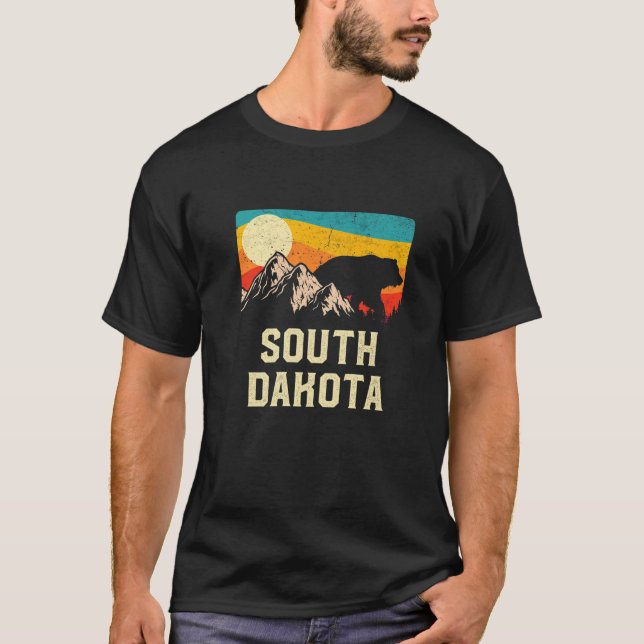 South Dakota Nature Wild Bear Retro Sunset Hiking T Shirt (Framsida)
