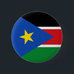 South Sudan flagga Knapp<br><div class="desc">Flagga Sydsudan. Sydsudan, officiellt Sydsudan, är en land i Öster-Afrikan. Dess huvudstad och största stad är Juba, som ligger i södra Ekvatorialguinea. Sydsudan blev den 9 juli 2011 vid midnatt (00:00) lokal tid i oberoende efter en folkomröstning i januari 2011 där nästan 99 procent av väljarna valde att separera från...</div>