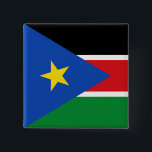 South Sudan flagga Knapp<br><div class="desc">Flagga Sydsudan. Sydsudan, officiellt Sydsudan, är en land i Öster-Afrikan. Dess huvudstad och största stad är Juba, som ligger i södra Ekvatorialguinea. Sydsudan blev den 9 juli 2011 vid midnatt (00:00) lokal tid i oberoende efter en folkomröstning i januari 2011 där nästan 99 procent av väljarna valde att separera från...</div>